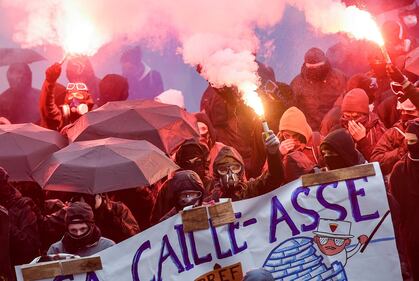 I black bloc sono scesi in piazza. Scontri con la polizia francese 1