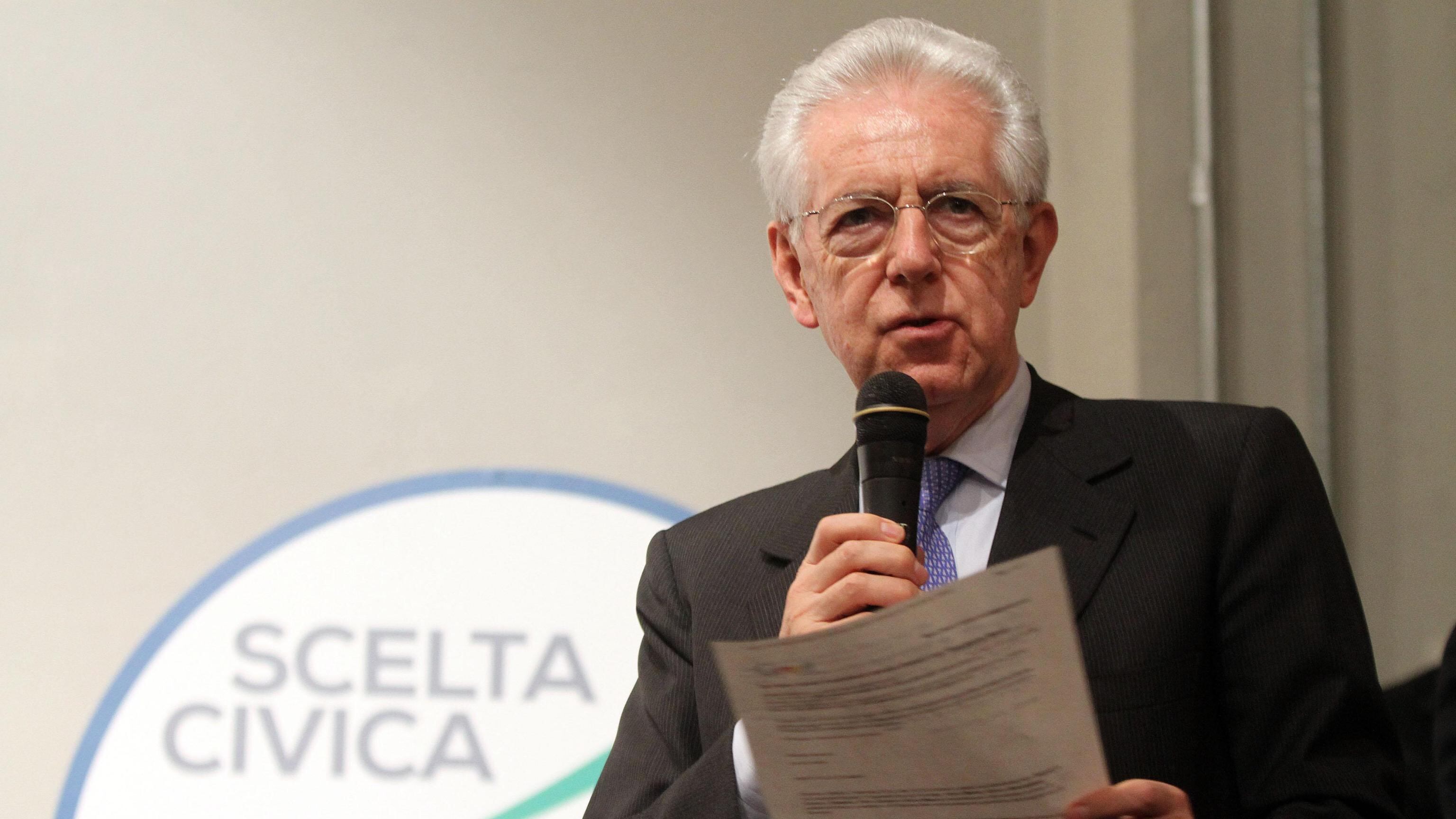 Monti: "Berlusconi tenta di corrompere gli italiani"
