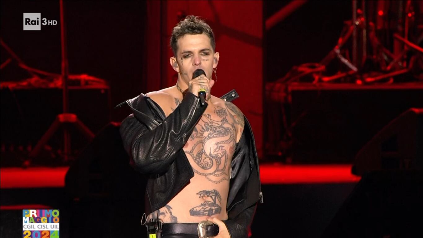 "Tutti i cellulari in tasca". Achille Lauro rimprovera il pubblico al Concertone