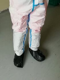 Buste di plastica come calzari per soccorrere i pazienti Covid 1