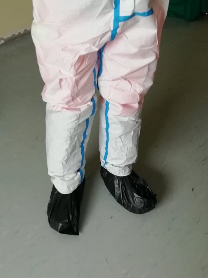 Buste di plastica come calzari per soccorrere i pazienti Covid 1