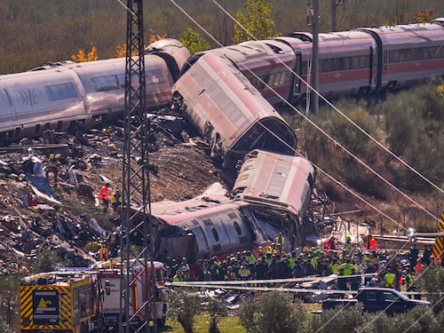 Alta velocità, il guasto poi l’errore umano. Un treno ne colpisce un altro: 68 vittime