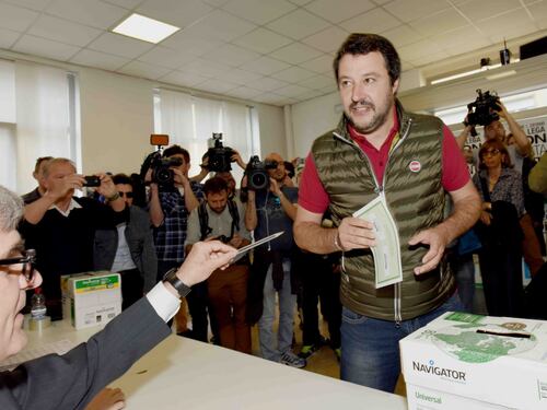 Primarie, Salvini vince con l'82%. Bossi: "Con lui, la Lega è finita"