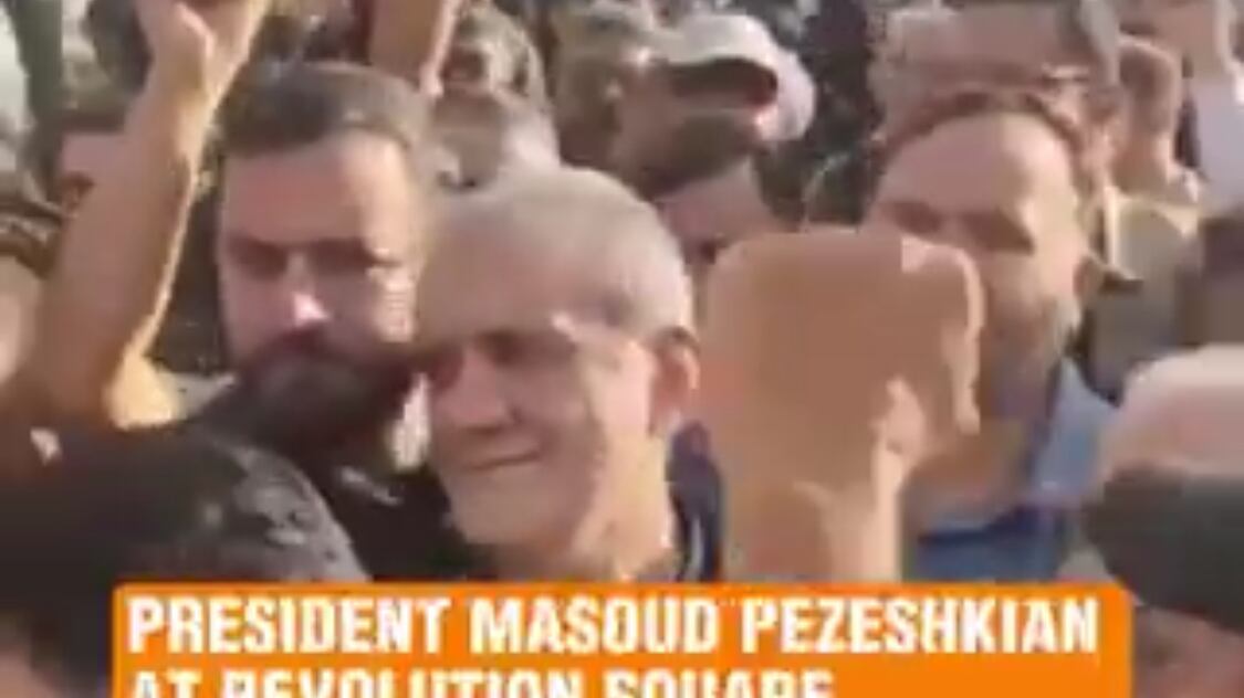 La piazza di Teheran: "Vendetta". E al corteo c'è anche il presidente iraniano