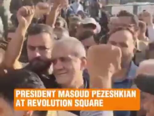 La piazza di Teheran: "Vendetta". E al corteo c'è anche il presidente iraniano