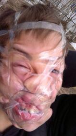 "Sellotape Selfie", quando i selfie si fanno "scocciati" 10