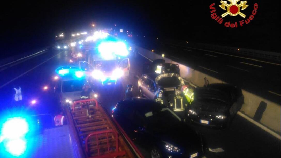 Mette in salvo le due figlie mamma travolta in autostrada