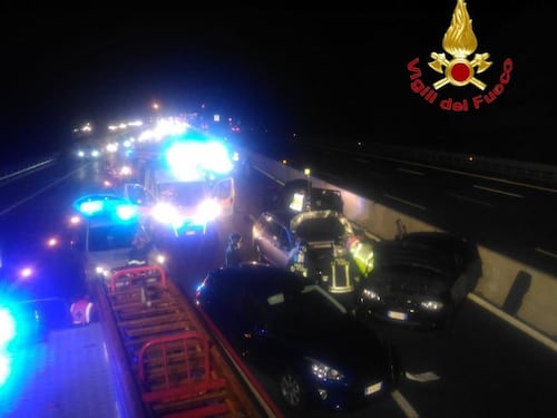 Si ferma sull'A8 per un guasto. Travolta davanti alle due figlie