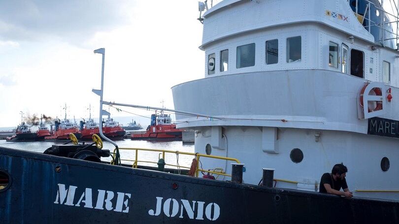 Adesso sulla Mare Jonio si fa il tifo per l'inciucio Pd-5s