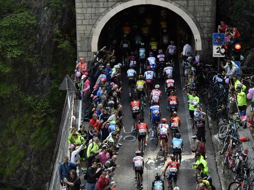 Giro d'Italia, 19a tappa: vince Chaves. Carapaz resta in rosa, domani giornata decisiva