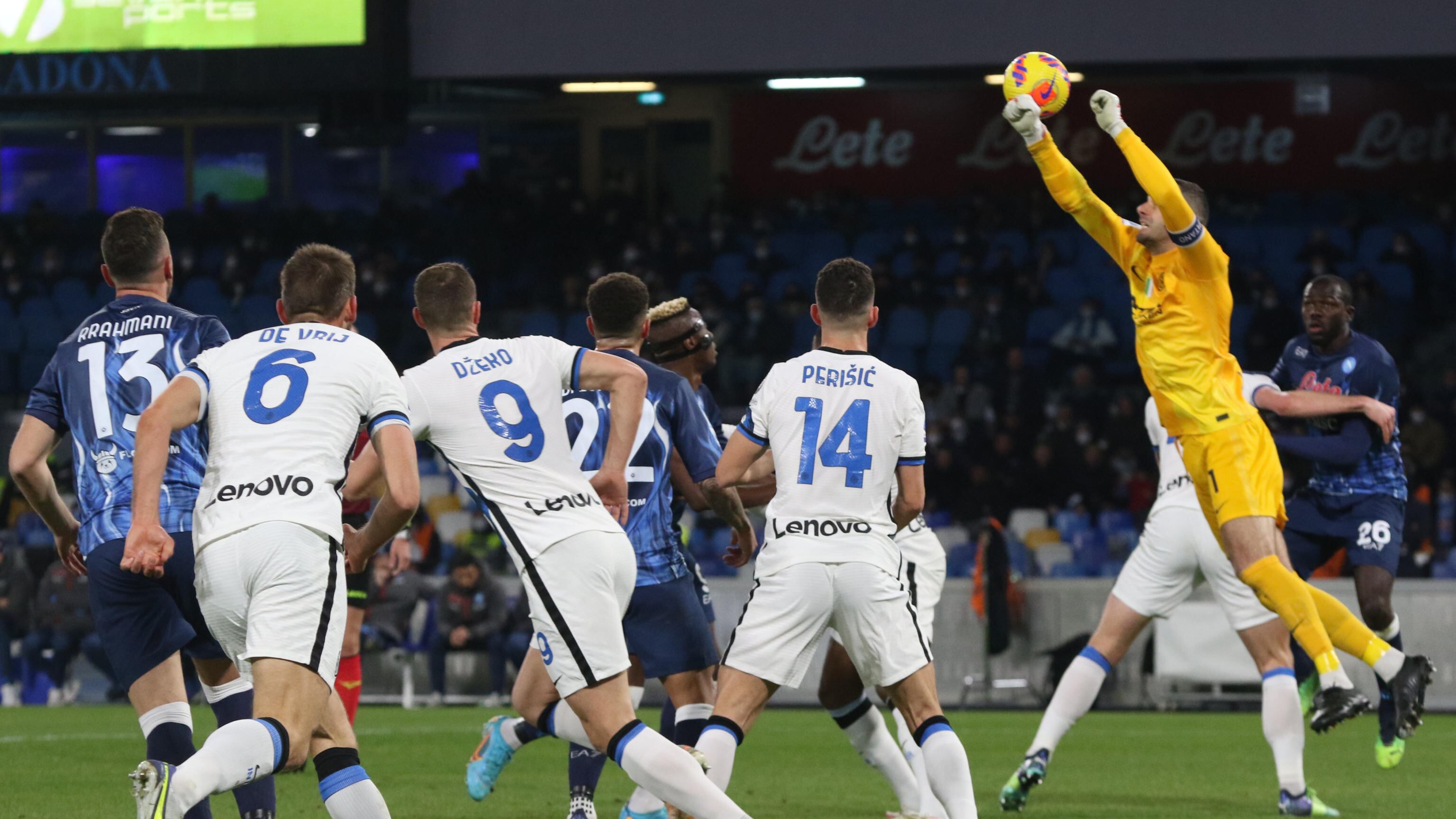 Napoli-Inter finisce 1-1: il Milan punta la vetta della classifica