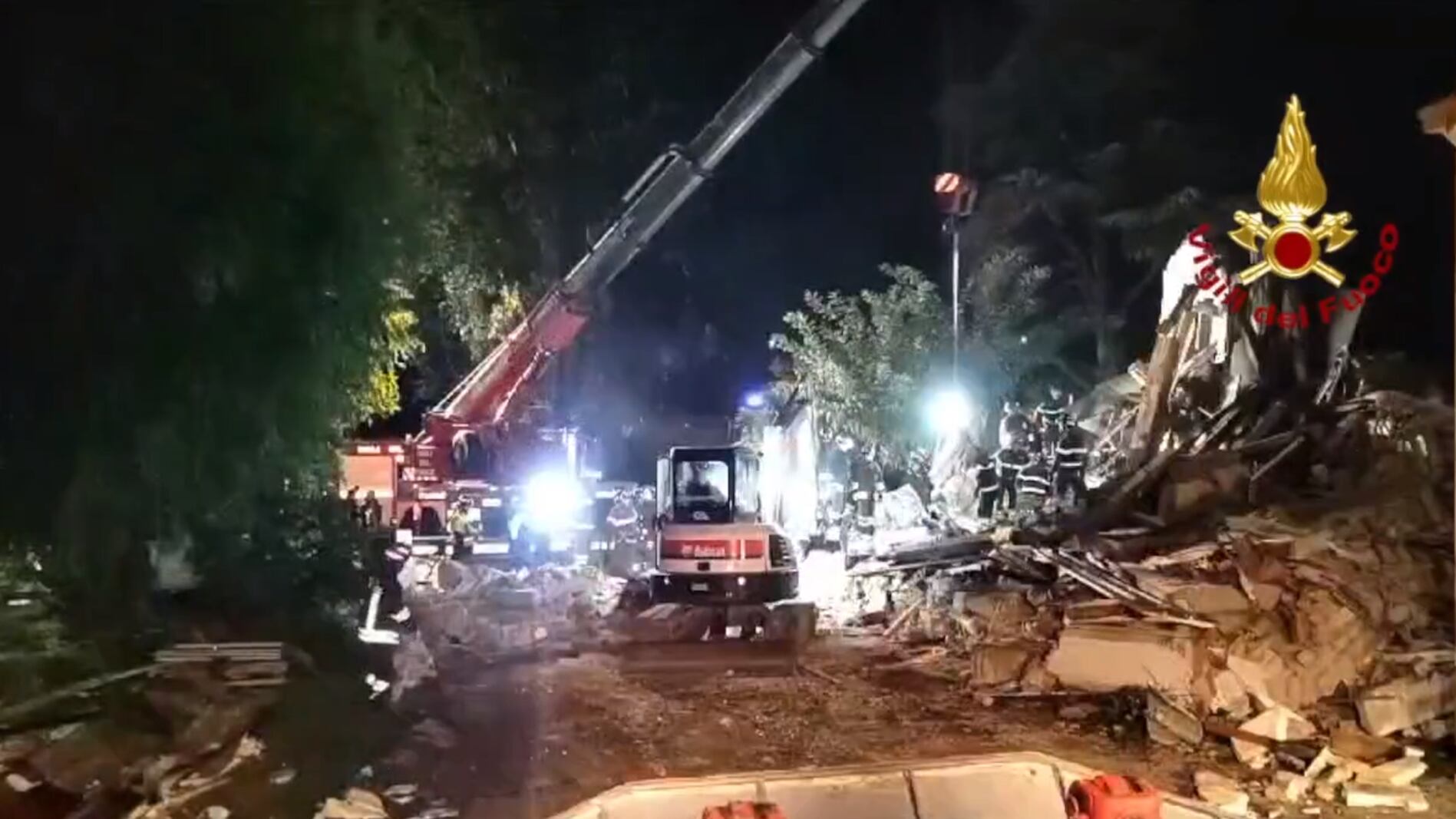 Ferrara, esplosione nella notte: coppia di anziani sotto le macerie e casa distrutta