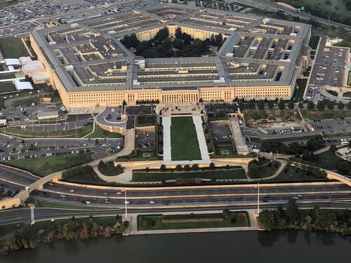Usa, Trump vuole tagliare gli aiuti militari ai Baltici confinanti con la Russia: cosa può cambiare