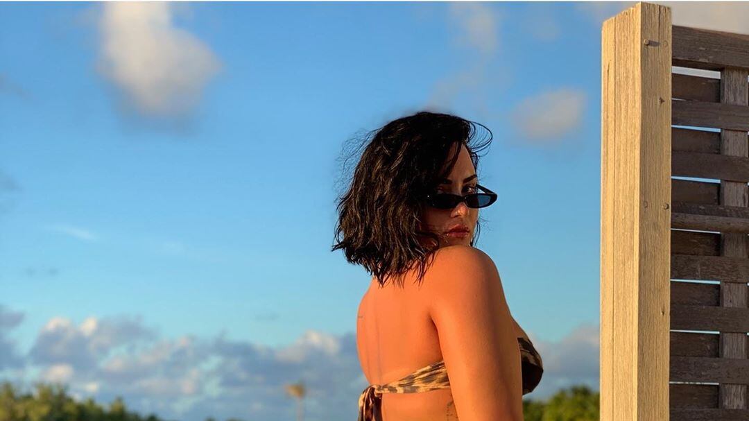 Demi Lovato posa in bikini e mostra la cellulite