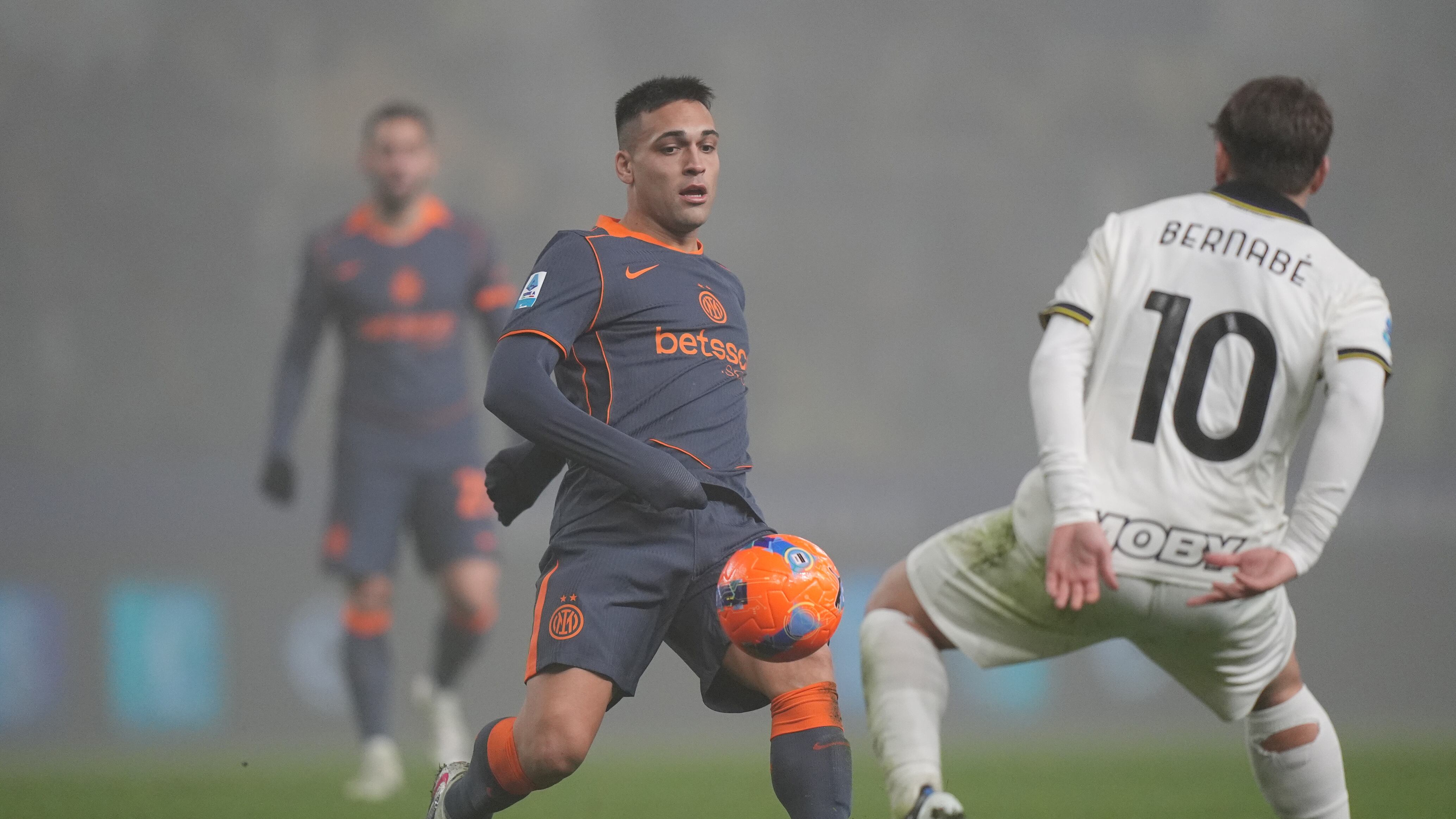 Nel nebbione di Parma l’Inter vince 2-0 grazie ai gol dell’ex Dimarco e Thuram
