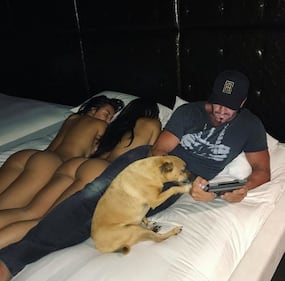 Travers Beynon con le sue ragazze sexy 6