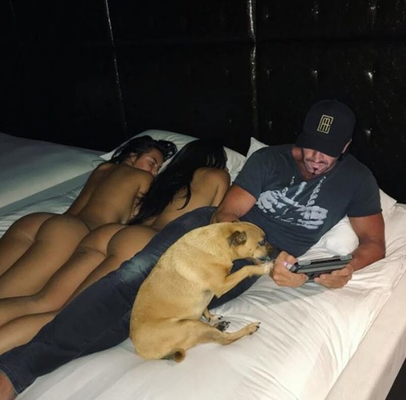 Travers Beynon con le sue ragazze sexy 6
