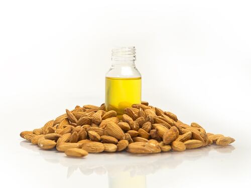 Tutte le virtù terapeutiche dell’olio di mandorle dolci