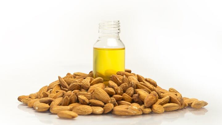 Tutte le virtù terapeutiche dell’olio di mandorle dolci