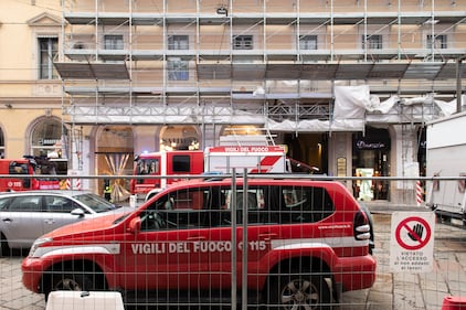 Palazzo in fiamme nel centro storico di Milano 11