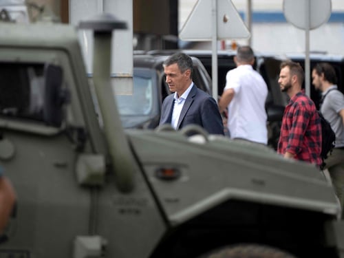 Ceuta, fischi e insulti verso Sanchez. E i cittadini si organizzano con le barricate nei quartieri e con le guardie
