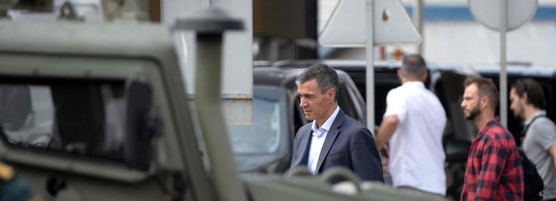 Ceuta, fischi e insulti verso Sanchez. E i cittadini si organizzano con le barricate nei quartieri e con le guardie