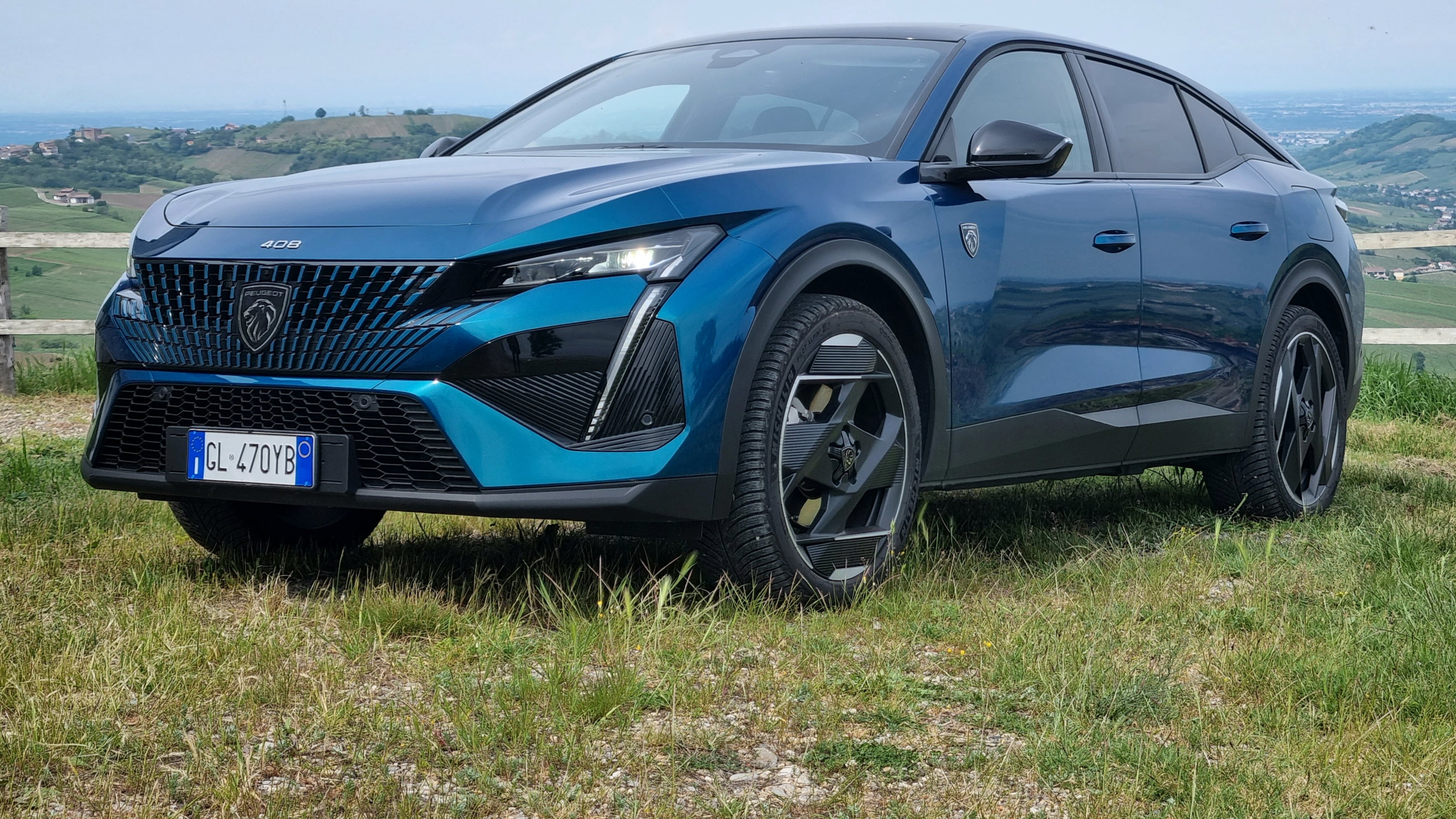 Peugeot 408, il crossover “tuttofare” che non passa inosservato. Ibrido plug-in da 225 CV