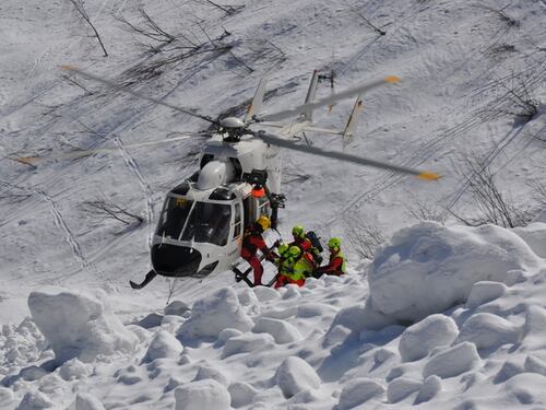 Salta una roccia nel fuoripista: morto uno snowboarder