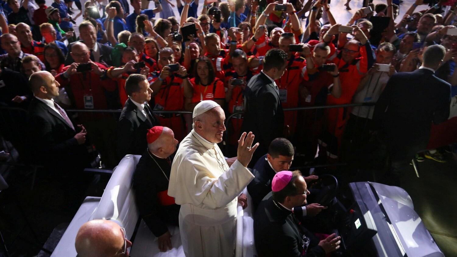 "Niente in confronto alla guerra". Il Papa sminuisce i morti di jihad