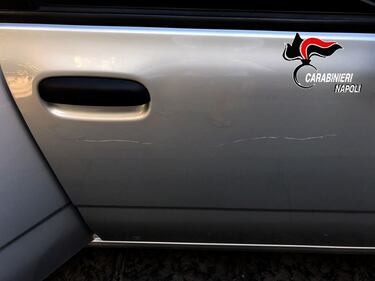 Non pagano e gli striscia l'auto: parcheggiatore abusivo incastrato da turisti stranieri 1