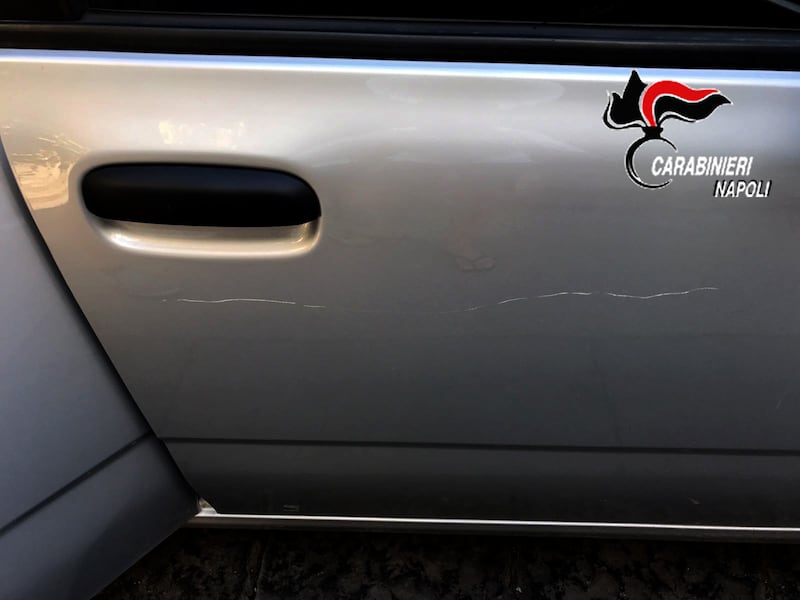 Non pagano e gli striscia l'auto: parcheggiatore abusivo incastrato da turisti stranieri 1