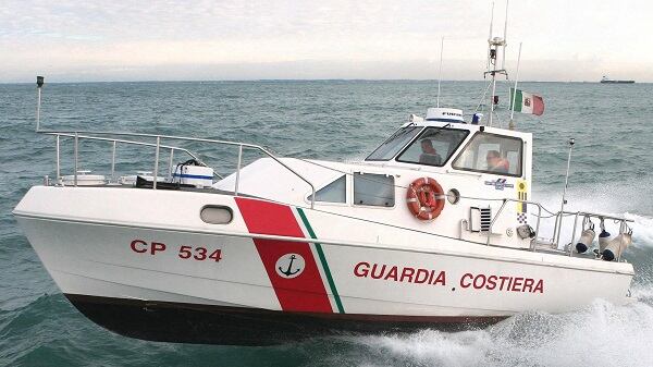 Noleggiano veliero per portare migranti in Italia: fermati due ucraini