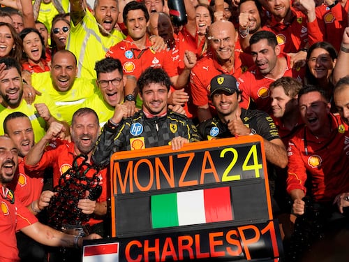Il team azzarda, Leclerc è perfetto. Magia e trionfo "a casa nostra"