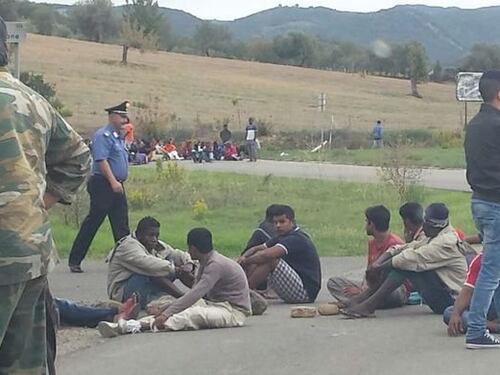 Strade bloccate e sit in violenti: gli immigrati incendiano la Sardegna