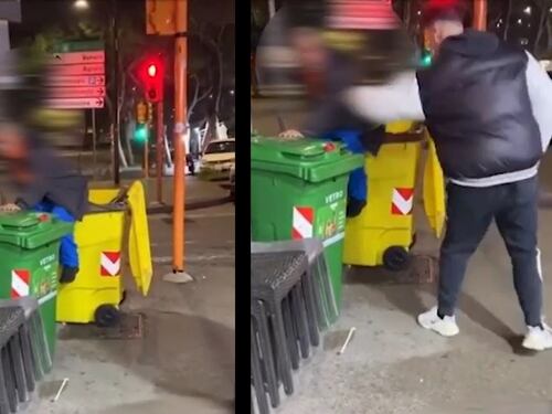Costringono un uomo a entrare in un cassonetto e lo buttano a terra: il video choc