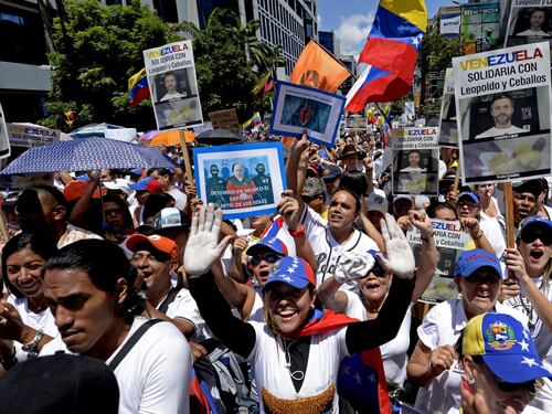 Venezuela, migliaia di cittadini marciano a sostegno di Maduro