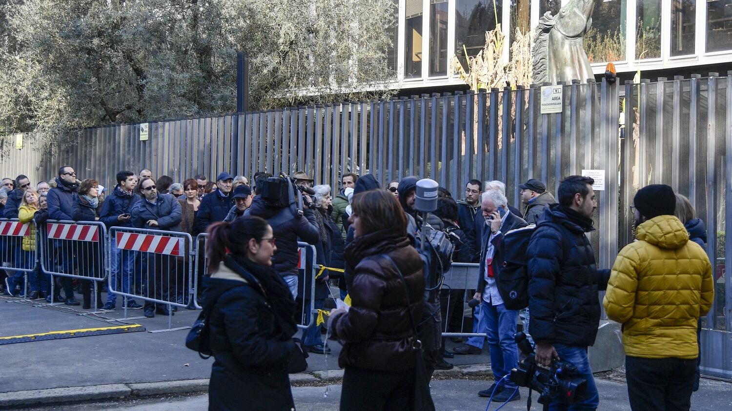 Frizzi, la camera ardente in Rai In fila per salutare lo showman