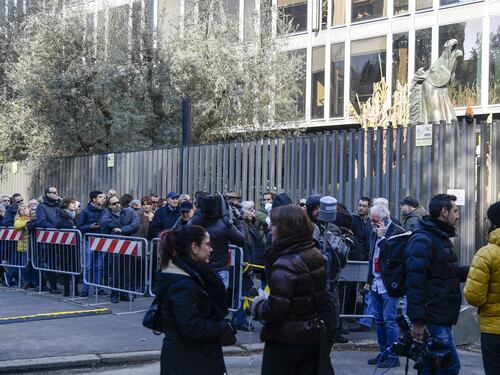 Frizzi, la camera ardente in Rai In fila per salutare lo showman