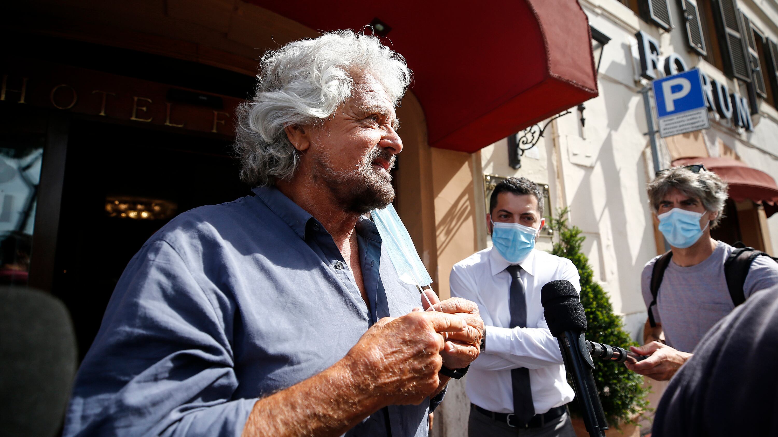 La sceneggiata va avanti: Grillo accetta la mediazione e nomina un comitato M5S