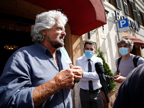 La sceneggiata non è ancora finita: "Spiraglio di accordo tra Conte e Grillo"