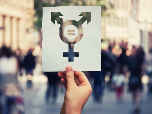 La trans e la musulmana litigano per lo spogliatoio. Cortocircuito woke in tribunale