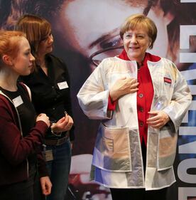 Super Angela: ecco la nuova giacca iper tecnologica della Merkel 4