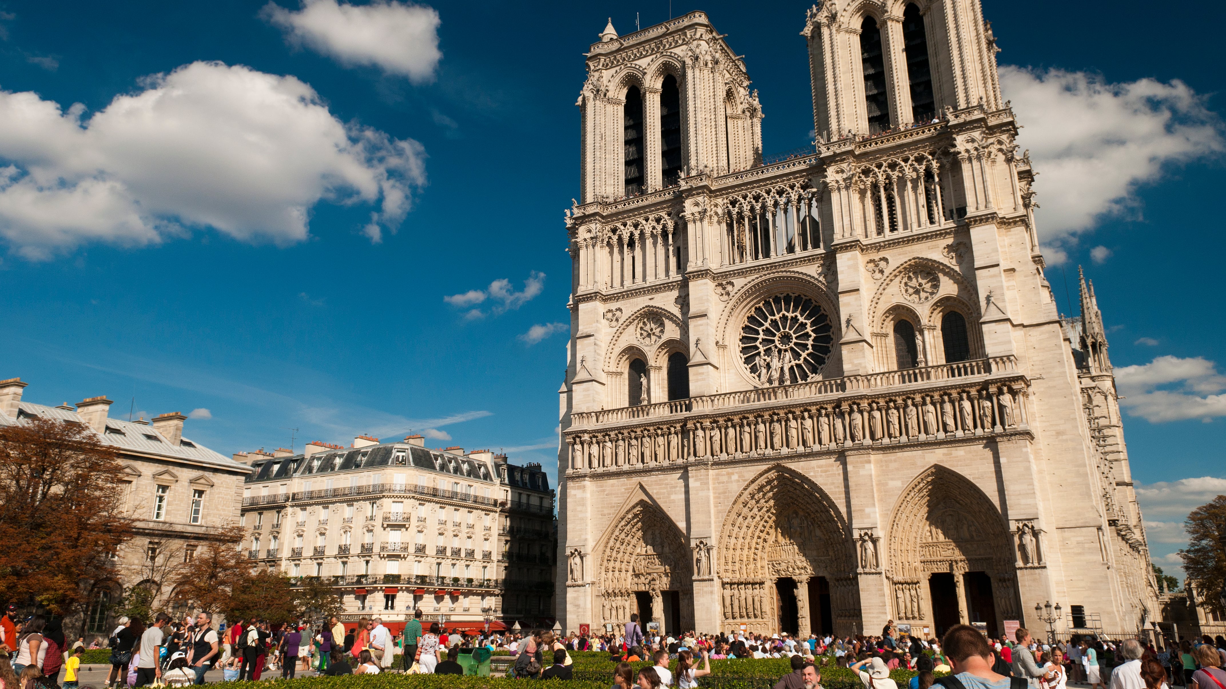 Notre-Dame cade a pezzi E la Francia ultra-laica chiede fondi agli stranieri