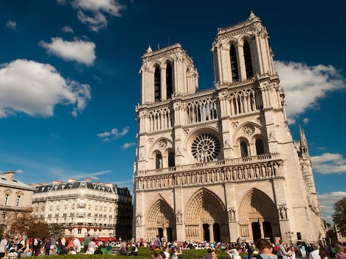 Notre Dame cade a pezzi ma la Francia non fa niente per salvarla