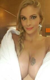 Francesca Cipriani, seno esplosivo nella canotta 23