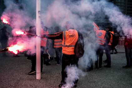 Francia, cortei a Parigi contro riforma trasporti 13