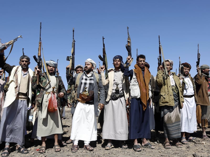 Le armi, i campi di addestramento e il ruolo di Jibril “il Monco”: così prende forma l’alleanza del terrore tra Al Qaeda e Houthi