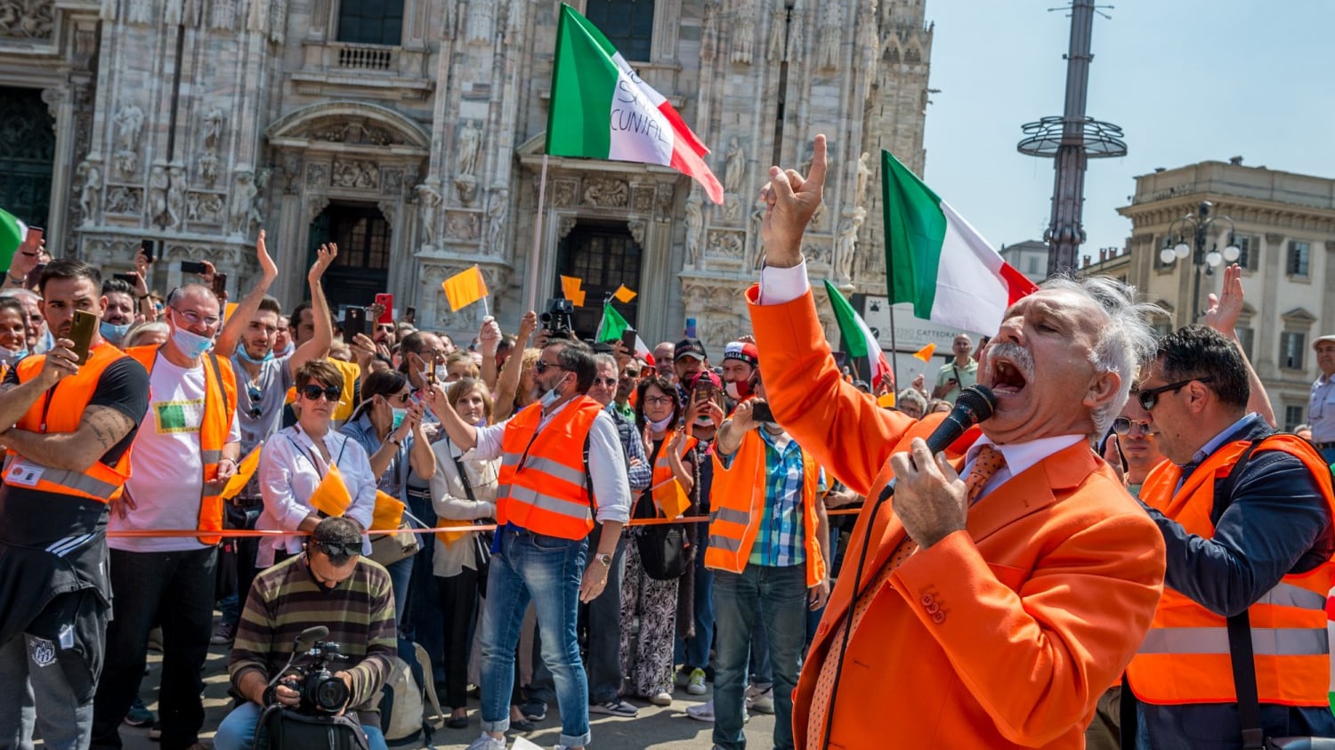 Ora spuntano i gilet arancioni: assembrati senza mascherine