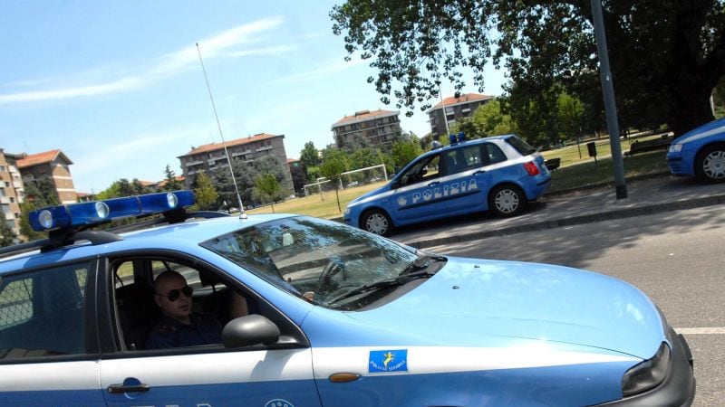 Pescara, spara dalla finestra e ferisce tre passanti In casa aveva quasi 50 armi