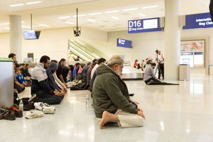 Musulmani pregano all'aeroporto di Dallas per protestare contro Trump 4